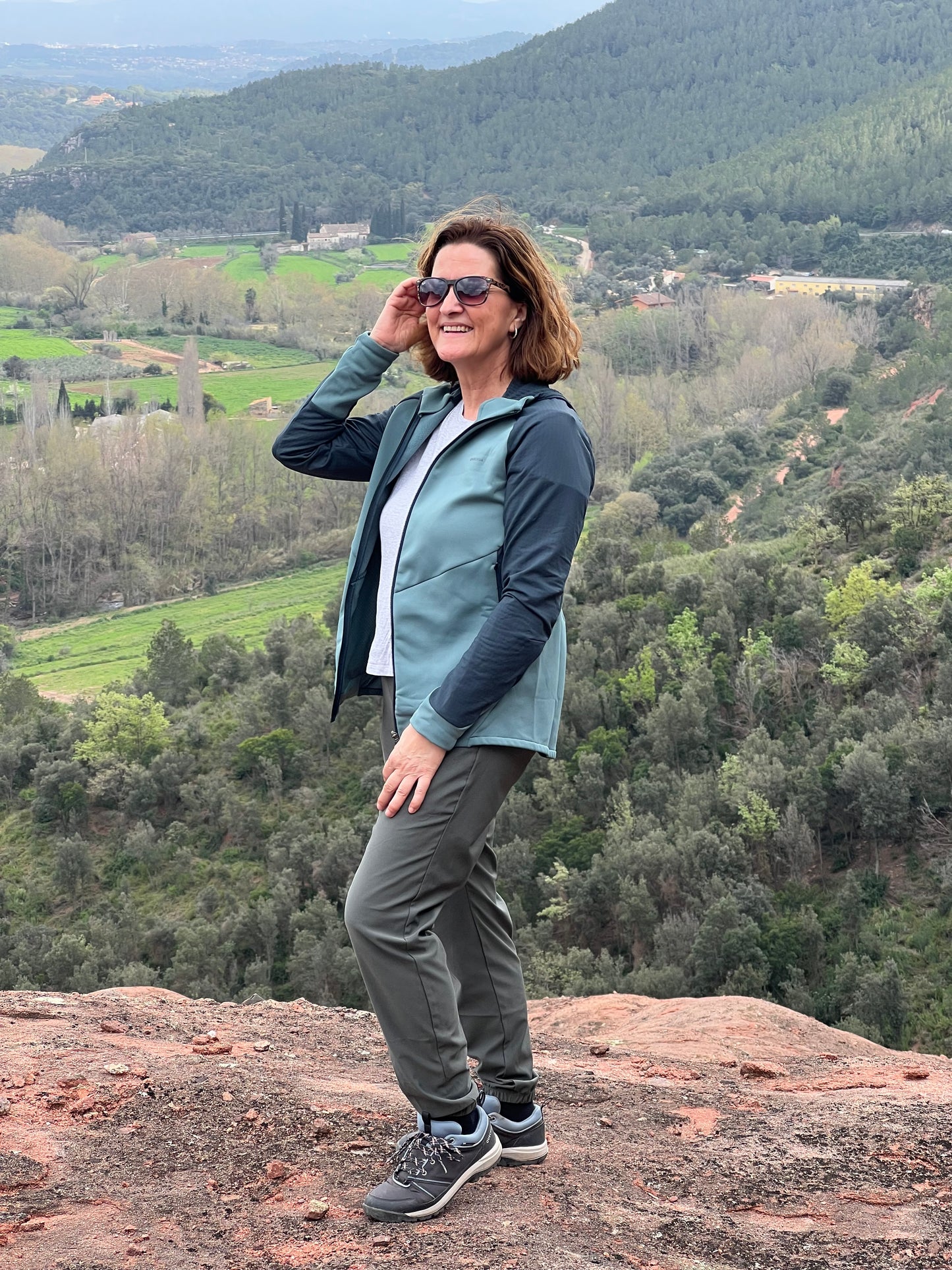 🙋🏻 45-65 años 🚅 TREN 🌳 Mítica Colonia Güell - Oeste de Barcelona 💚 Intermedio 💪🏽 ➸ 🗓️