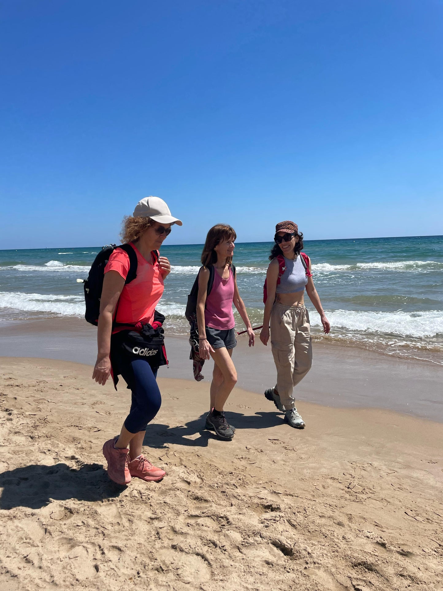 👣45-65 años 🚅EN TREN 🌞 Preciosa ruta costera Vilanova - Sitges 🌊 Fácil 9km 💪 ➸ 🗓️ Sábado, 21.06.25